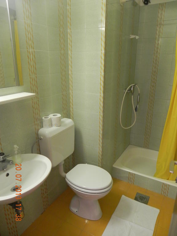 Rooms And Apartments Roza Portoroz Bagian luar foto